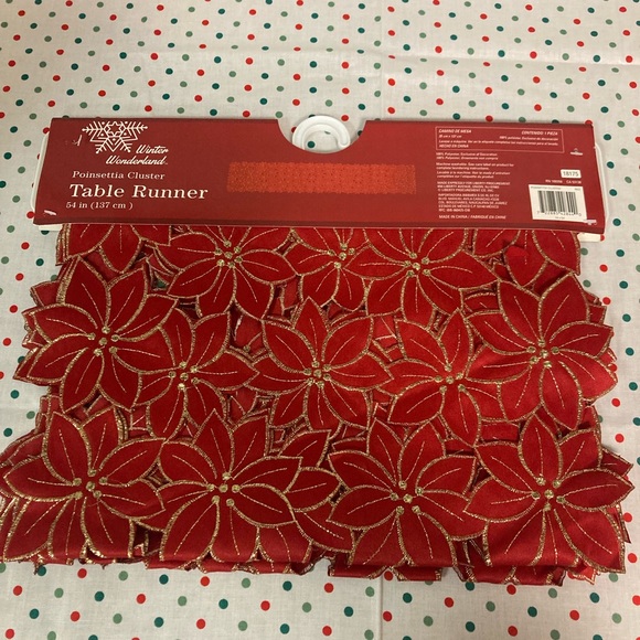 NIW Winter wonderland red poinsettia cluster table runner - Picture 3 of 9